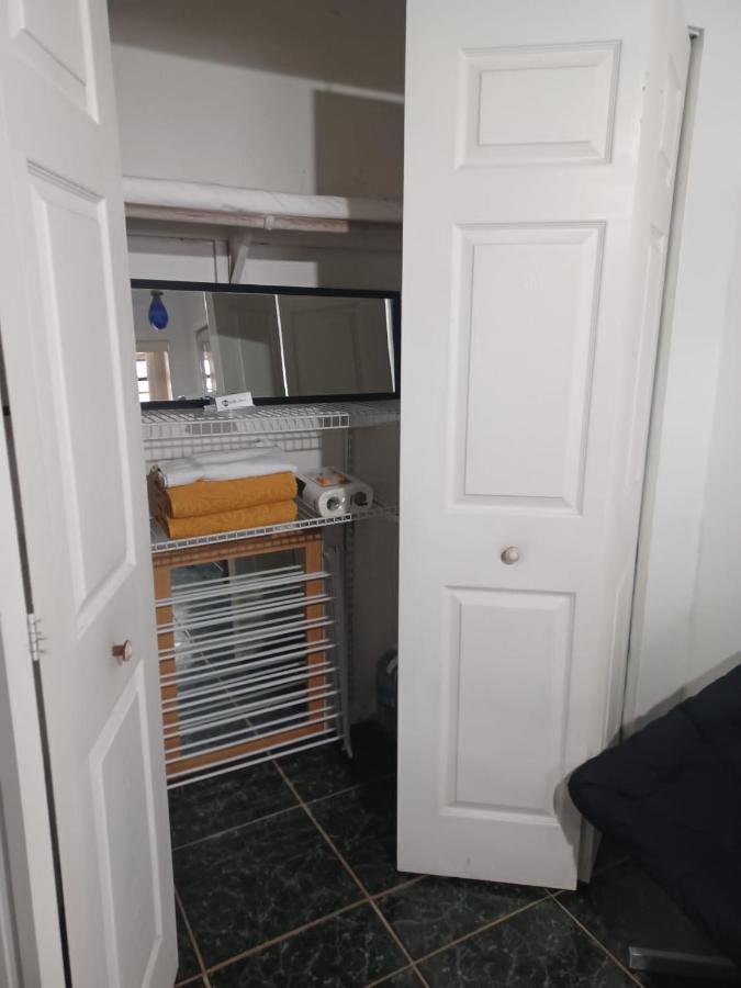 Snug Minimalist Full Bed With 50 Inch Smart Tv, Netflix, Airplay, Mini-Fridge, And 500 Mbps Wifi Near Fiu, Dolphin Mall, Airport Miami Exterior foto